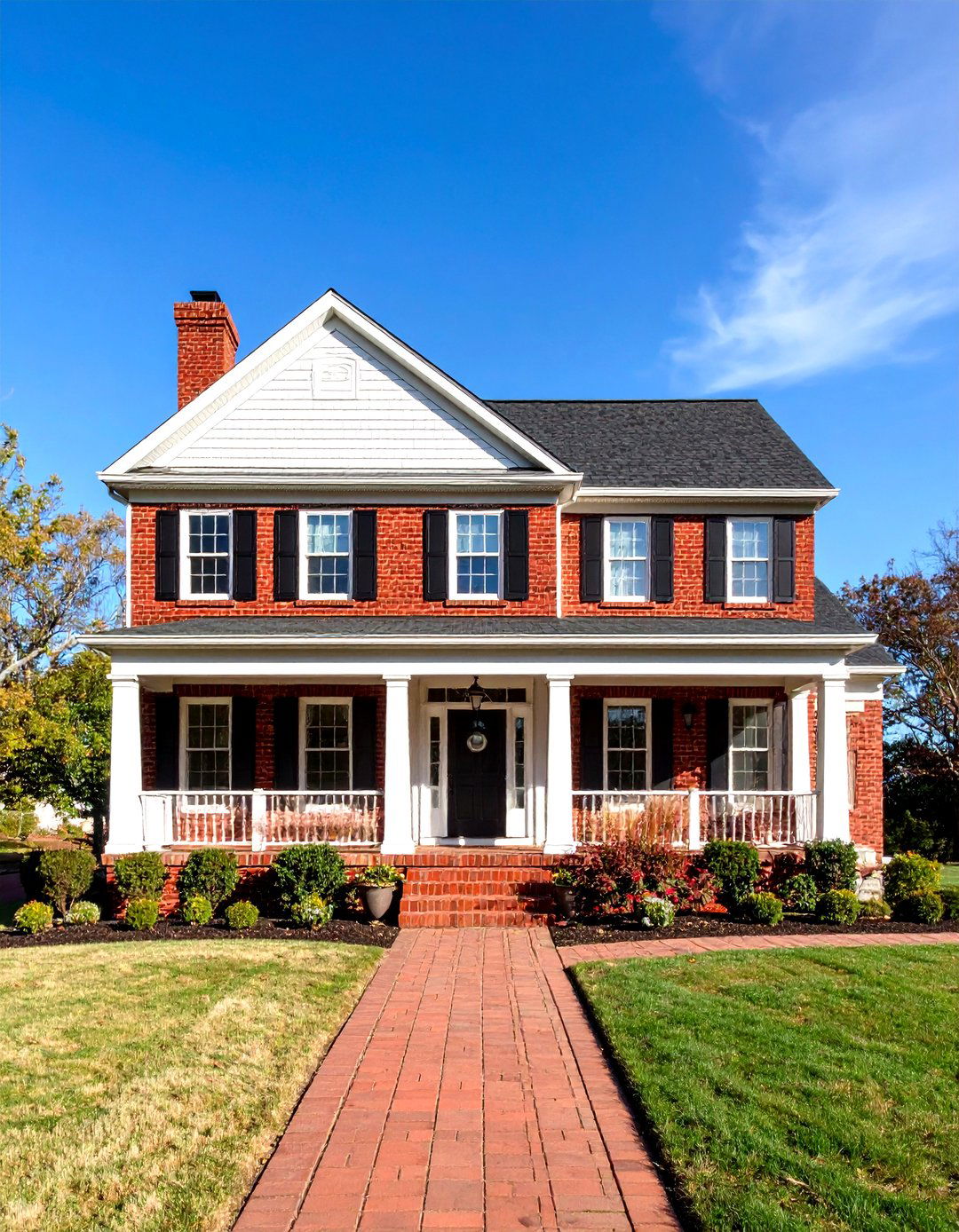 Classic Red Brick with White Vinyl - 20 Vinyl Siding and Brick Combinations