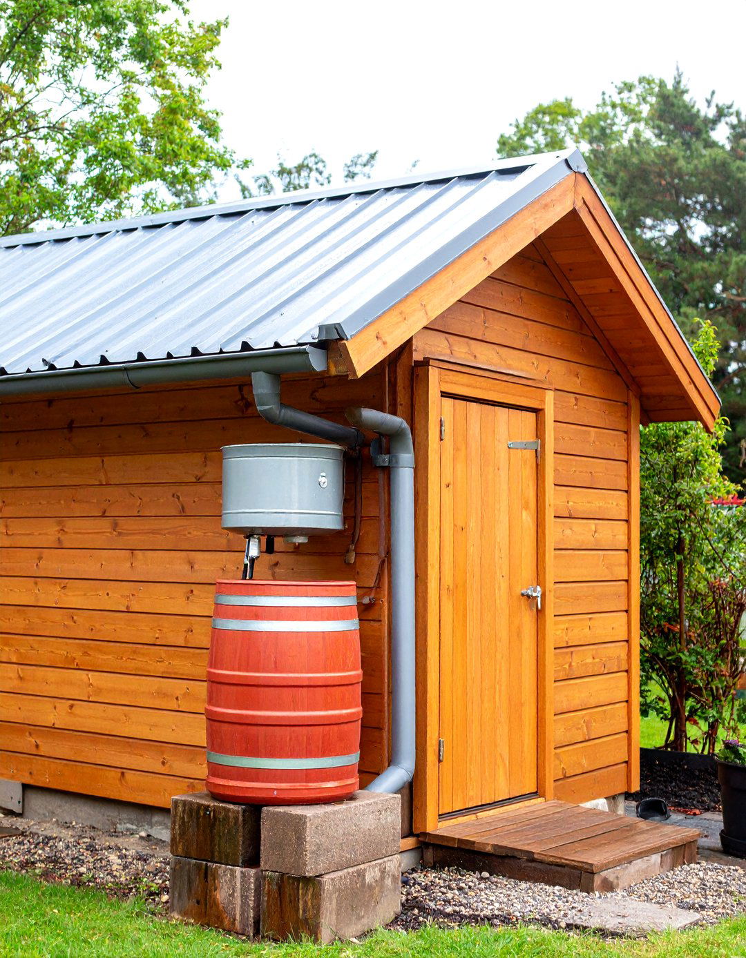 Duck House Roof With Rainwater Catch Barrel - 20 Duck House Ideas