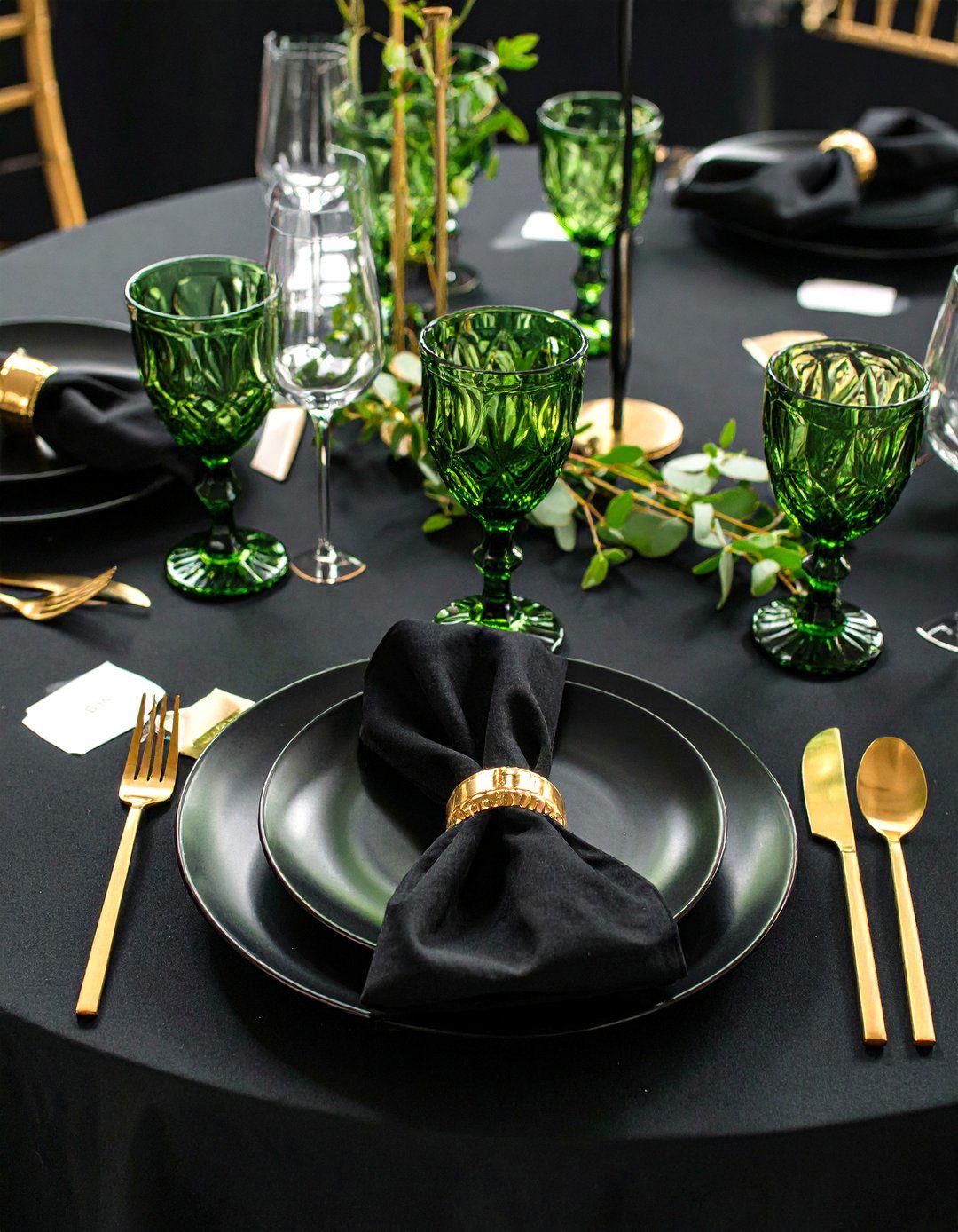 Great Gatsby Black Gold and Emerald Palette - 20 Great Gatsby Wedding Ideas