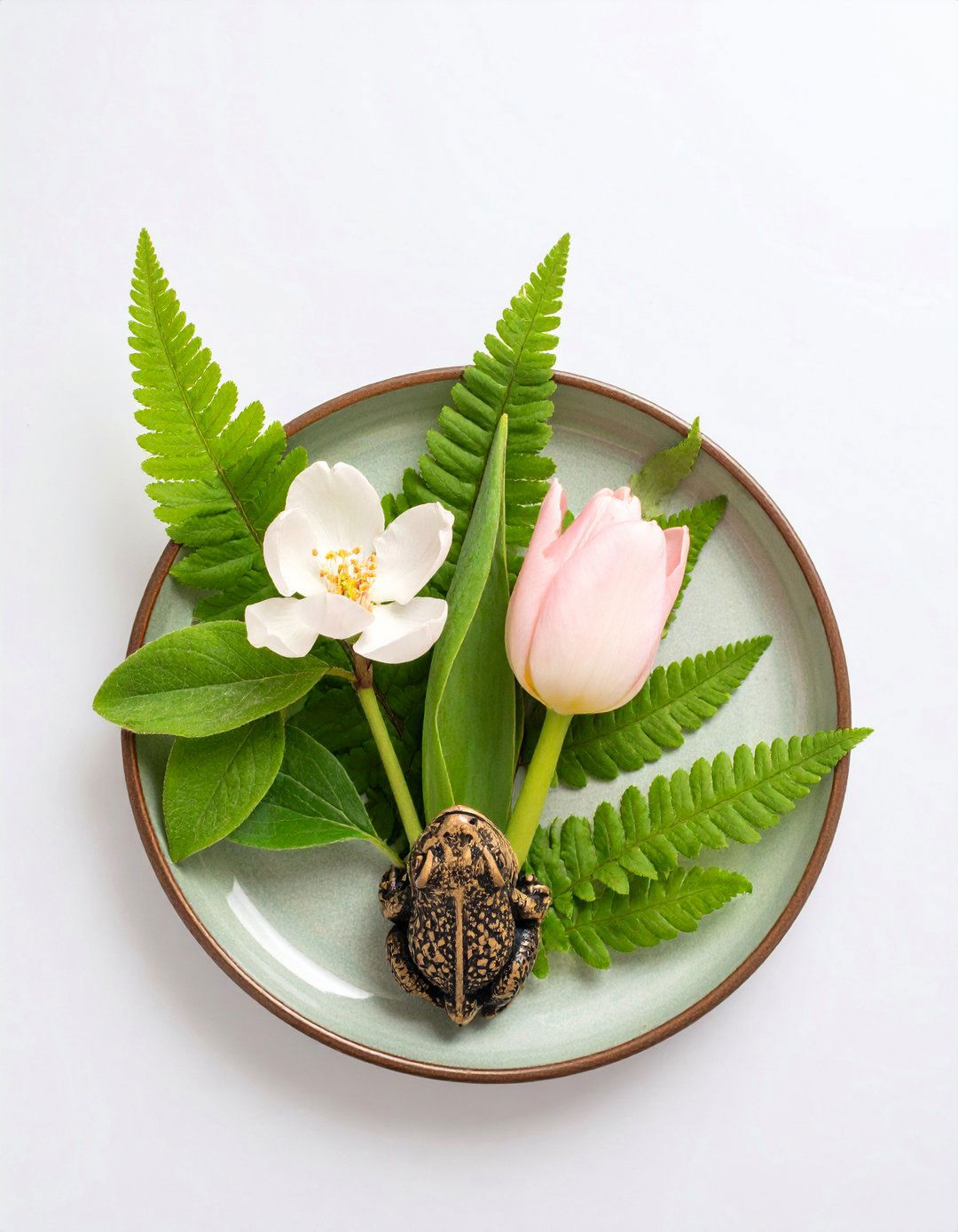 Ikebana Sculptural Flower Centerpiece - 20 Flower Centerpiece Ideas