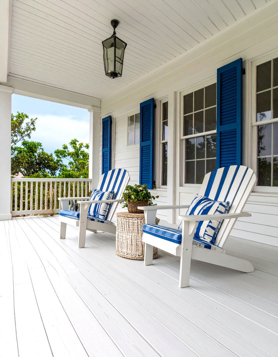 Large Front Porch Coastal Beachhouse Retreat - 20 Large Front Porch Ideas