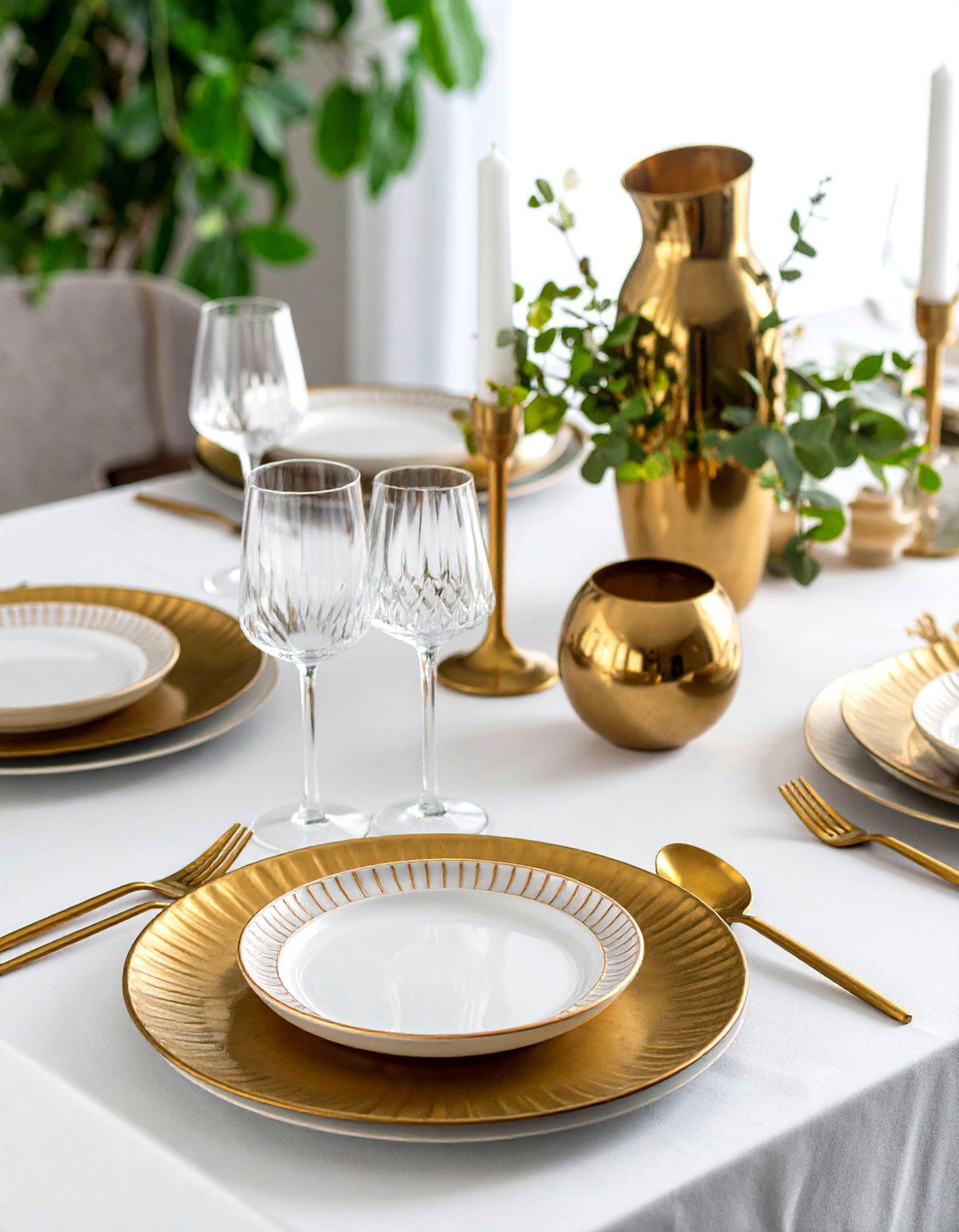 Metallic Highlights to Elevate the Dining Table - 20 Dining Table Decor Ideas