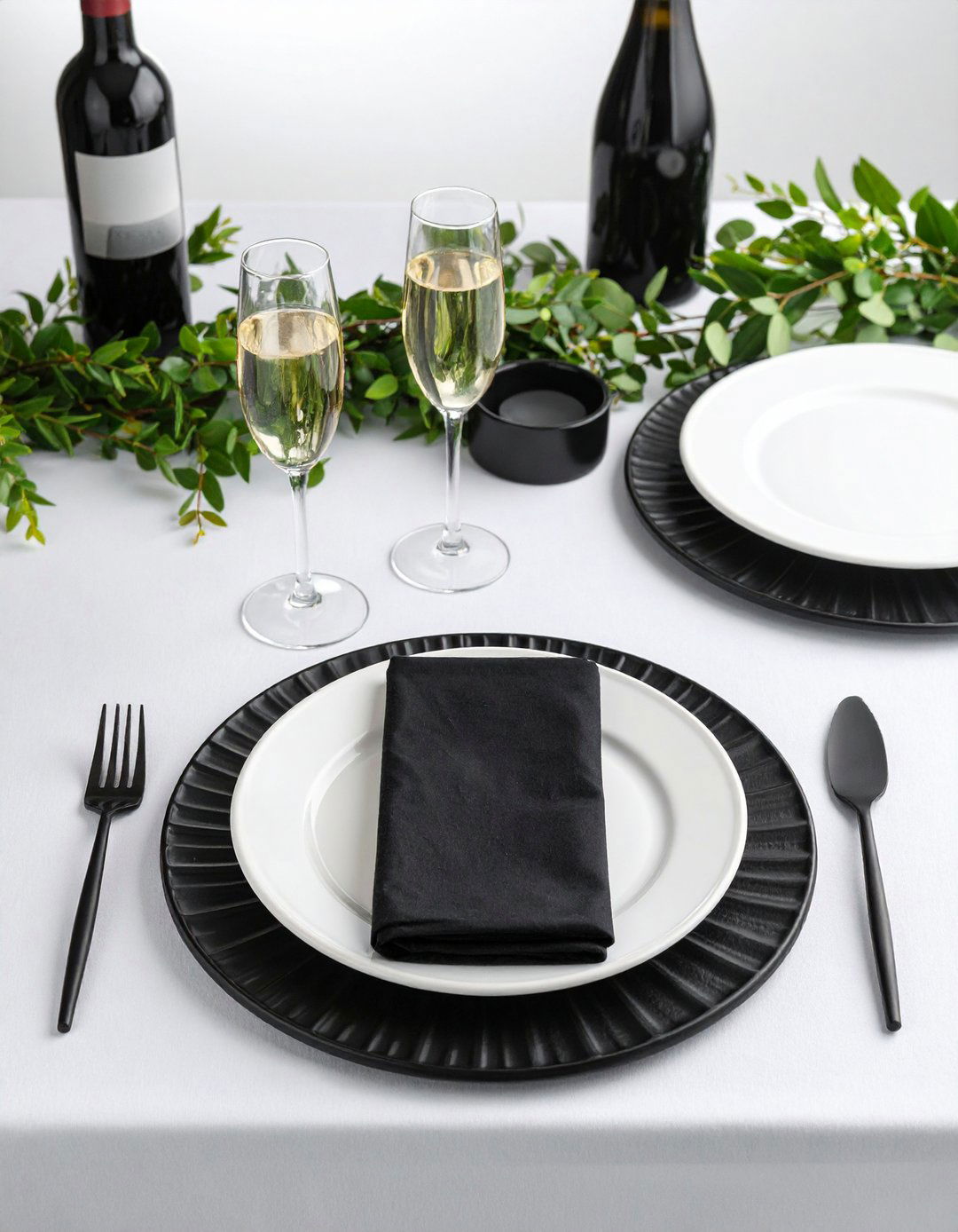 Onyx Tableware and Black Flatware for Black Themed Wedding Dining - 20 Black-Themed Wedding Ideas