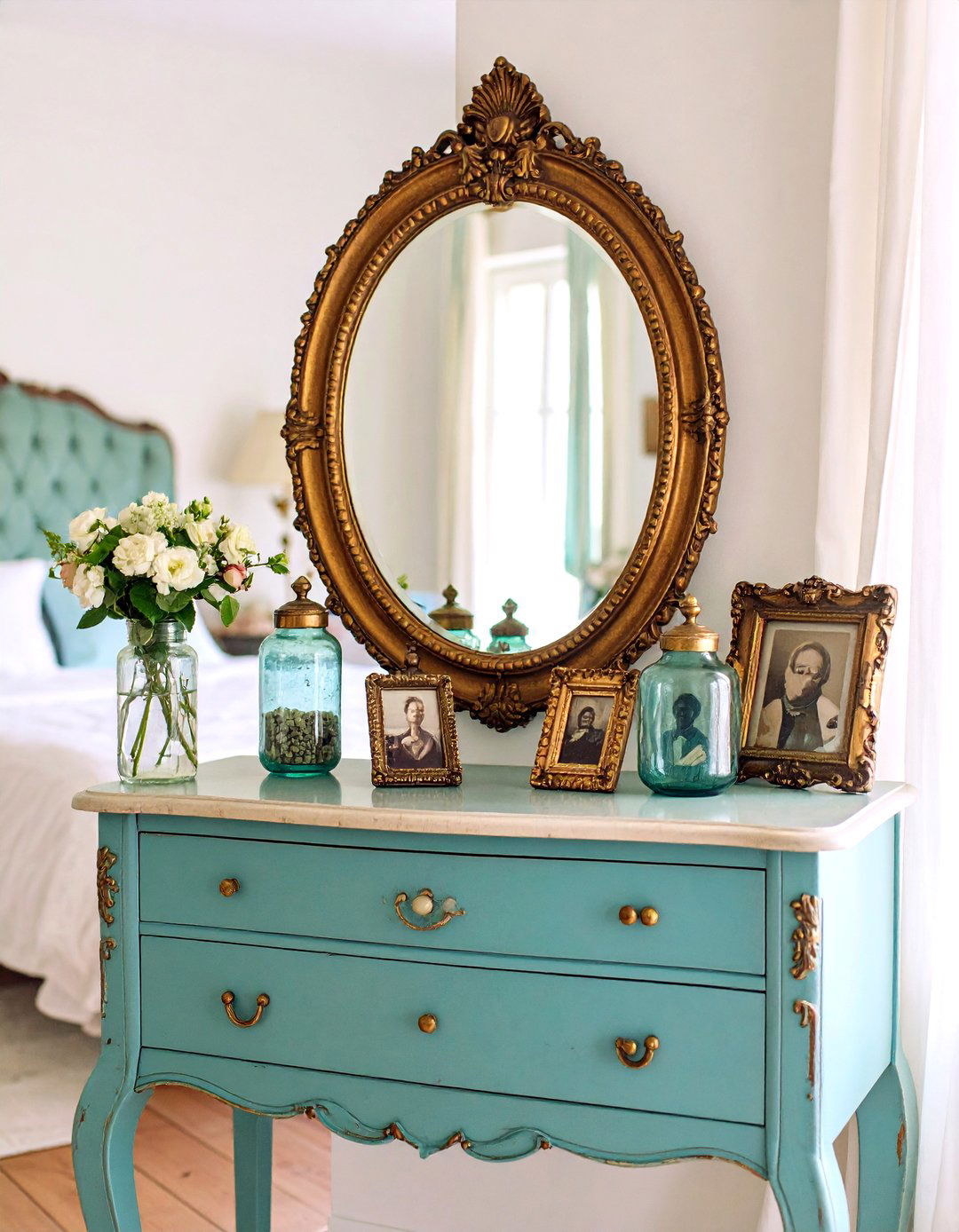 Personalized Vintage Accessories - 20 Vintage Bedroom Ideas