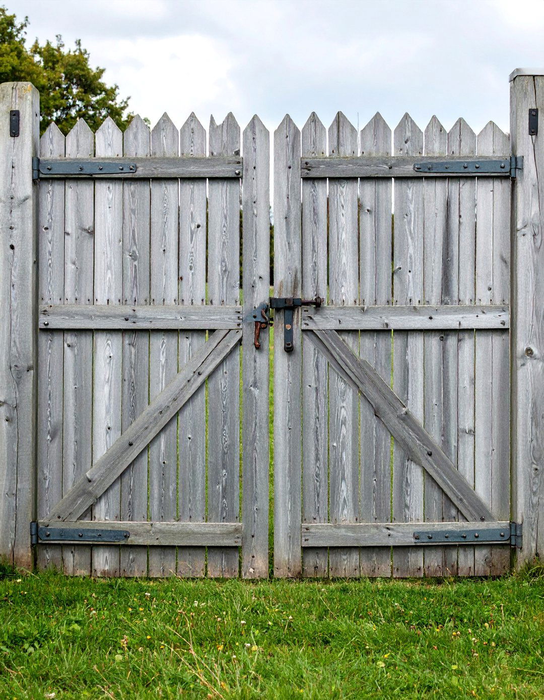Reclaimed Barn Wood Fence Gate for Rustic Charm - 20 Fence Gate Ideas