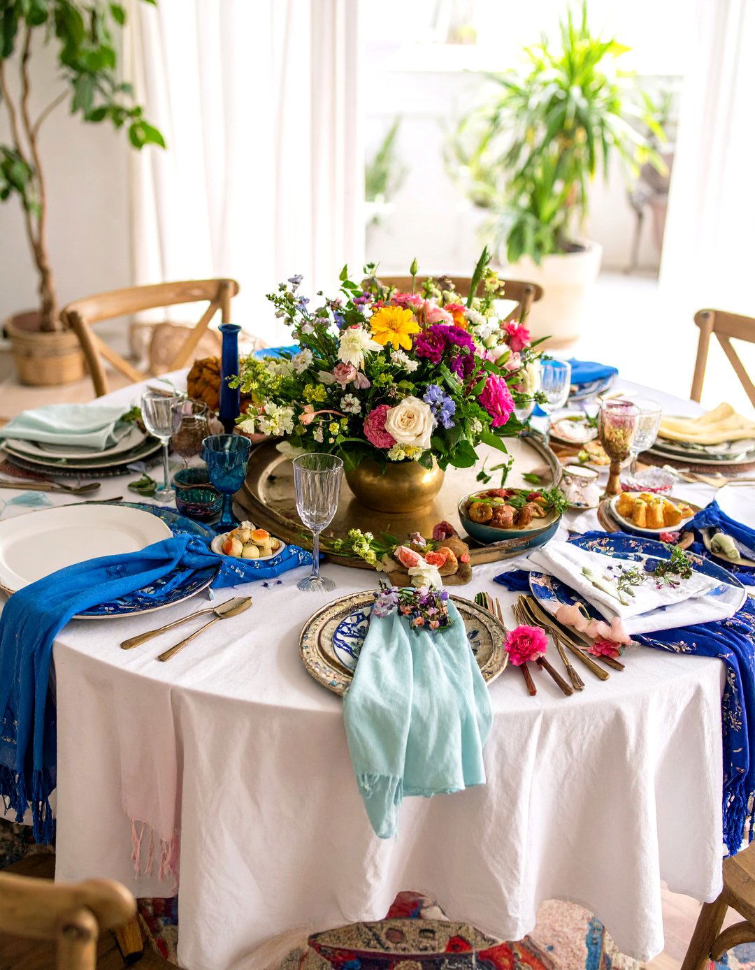 Round Table Bohemian Eclectic Gathering - 20 Round Table Decor Ideas