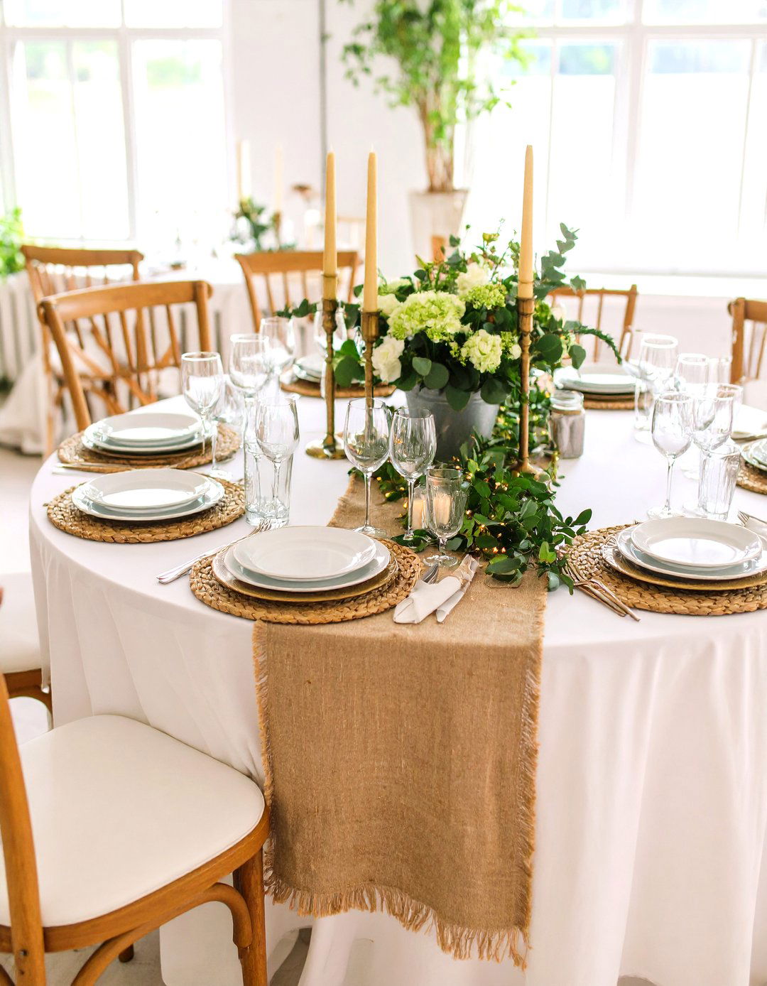Round Table Rustic Farmhouse Elegance - 20 Round Table Decor Ideas
