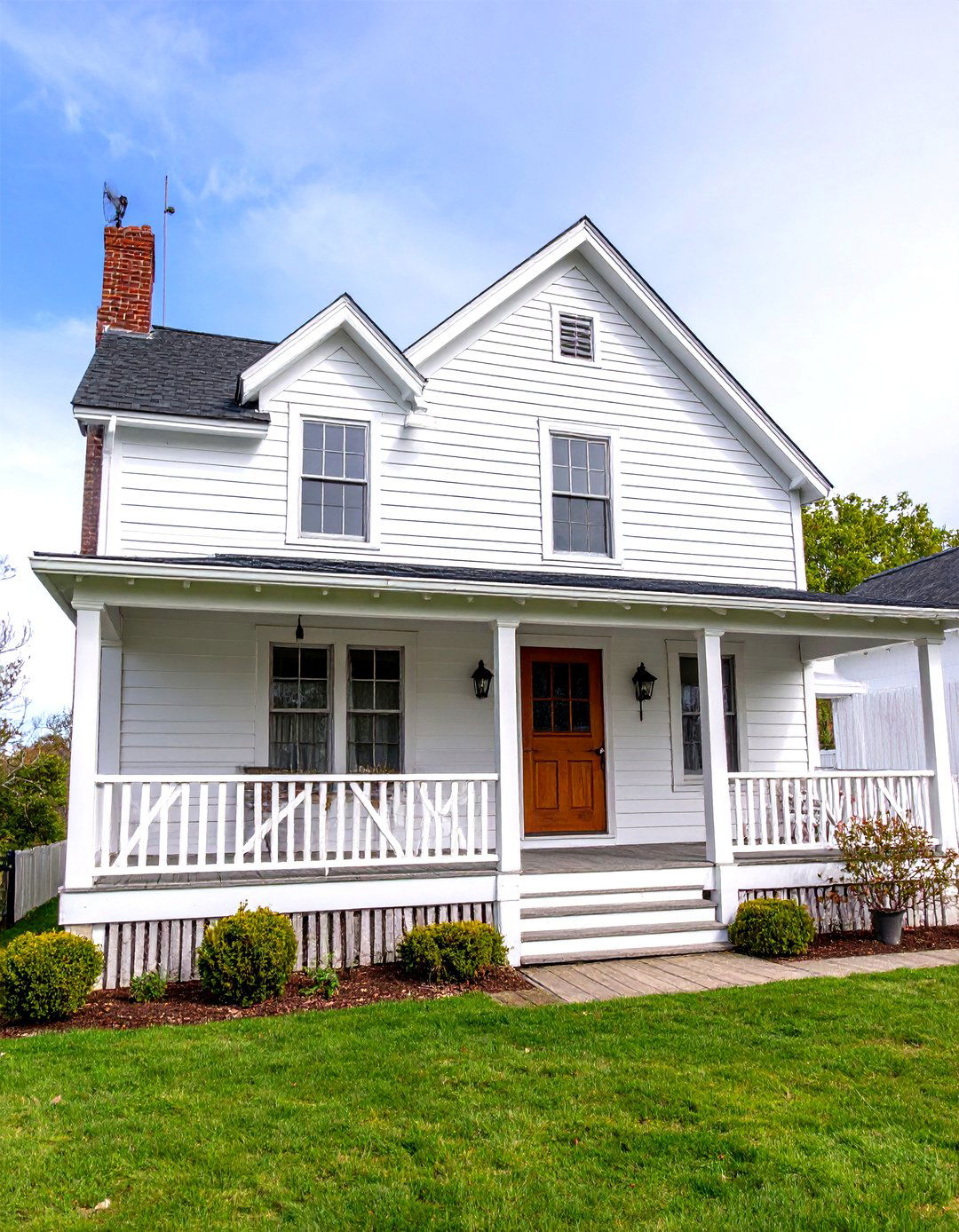 Rustic Reclaimed White Farmhouse With Wrap around Porch - 20 White Farmhouse With Wrap-around Porch Ideas