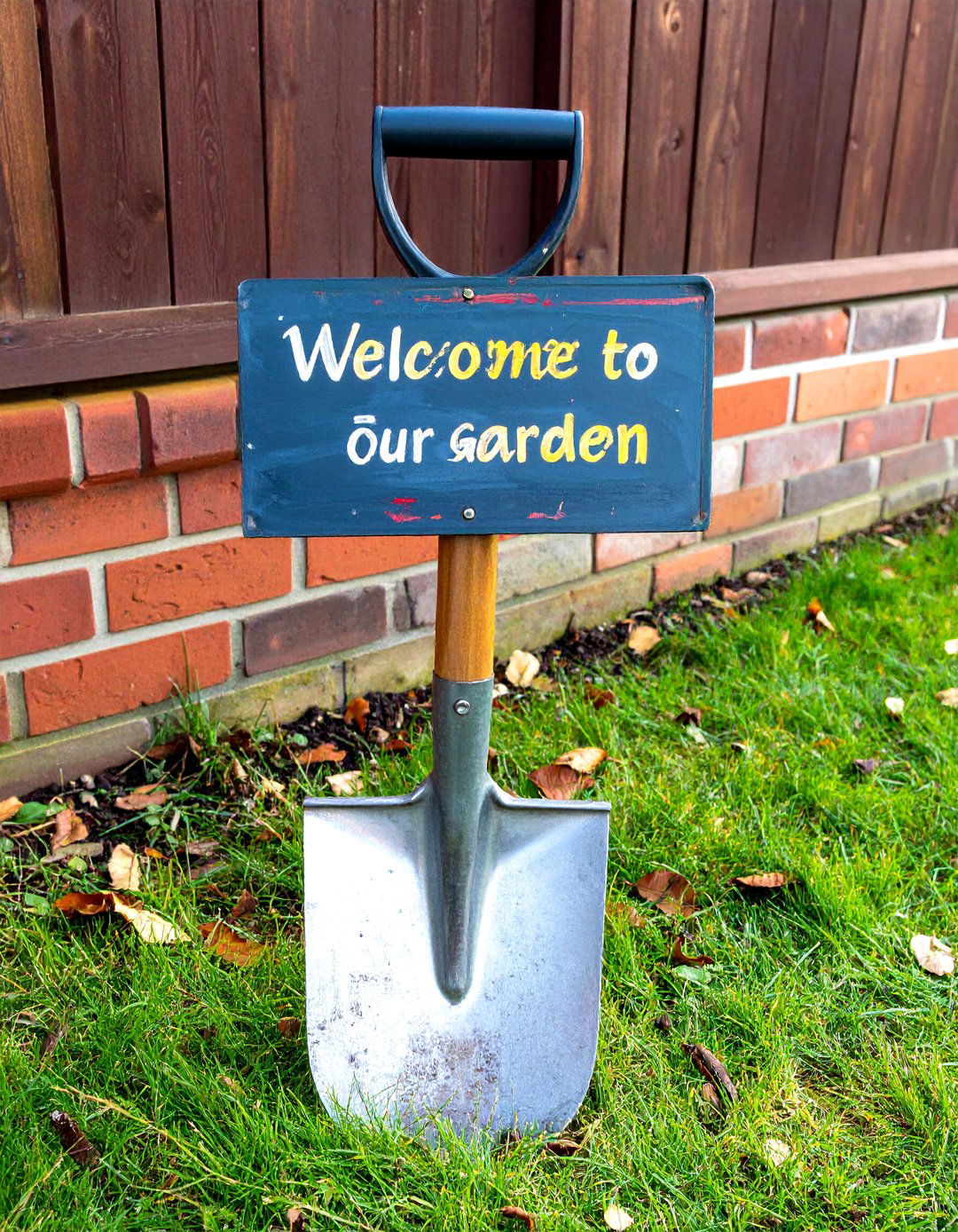 Shovel Head Welcome Sign - 20 Garden Sign Ideas