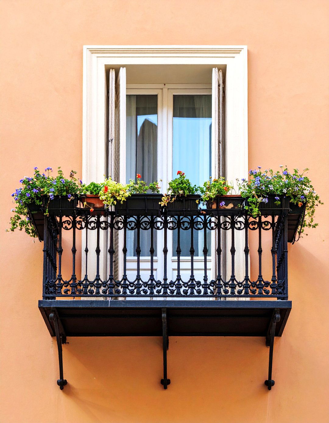 Slim Wrought Iron French Balcony Railings - 20 French Balcony Ideas